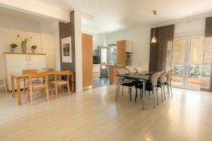 - une salle à manger et une cuisine avec une table et des chaises dans l'établissement Maison Elisa, à Alexandroúpolis