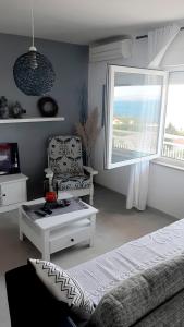 uma sala de estar com uma cama e uma janela em Nina Sea View em Novi Vinodolski