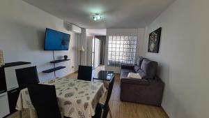 ein Wohnzimmer mit einem Sofa und einem Tisch in der Unterkunft Apartamento Estudio Playmon Park 10-9 in Benidorm