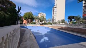 ein Schwimmbad in einer Stadt mit hohen Gebäuden in der Unterkunft Apartamento Estudio Playmon Park 10-9 in Benidorm