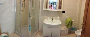 W łazience znajduje się umywalka i przeszklony prysznic. w obiekcie Affittacamere La Quiete w mieście Borzonasca
