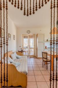 Casa Simone - Irpinia في Torella deʼ Lombardi: غرفة معيشة مع سرير وطاولة