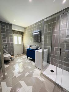 bagno con doccia, lavandino e servizi igienici di U Castellu di A Sulana a Casabianca