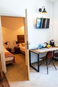 une chambre avec un bureau et une chambre avec un lit dans l'établissement Sokowirówka, à Poniatowa