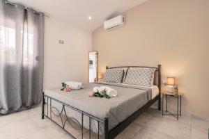 Postel nebo postele na pokoji v ubytování Fay's Suites