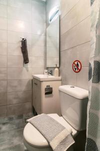 Koupelna v ubytování Fay's Suites + 18 fotografií