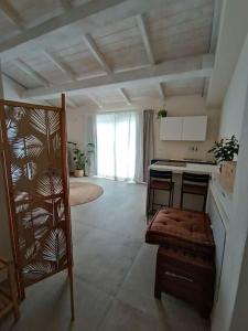 Cette chambre comprend une cuisine équipée d'un comptoir et d'une cuisinière. dans l'établissement IL NIDO, à Certaldo