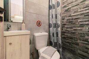 Koupelna v ubytování Fay's Suites