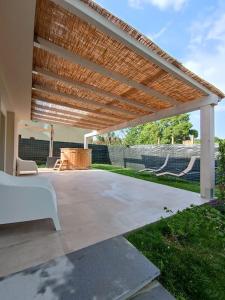 une terrasse avec une pergola en bois et une table dans l'établissement IL NIDO, à Certaldo