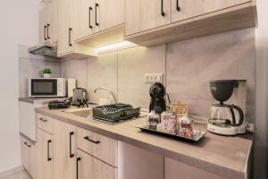 Kuchyň nebo kuchyňský kout v ubytování Fay's Suites