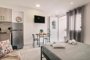 Kuchyň nebo kuchyňský kout v ubytování Fay's Suites