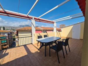 taras ze stołem i krzesłami na balkonie w obiekcie Atico Barcelona IF Benidorm w mieście Benidorm