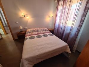 Łóżko lub łóżka w pokoju w obiekcie Atico Barcelona IF Benidorm