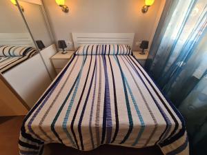 Łóżko lub łóżka w pokoju w obiekcie Atico Barcelona IF Benidorm