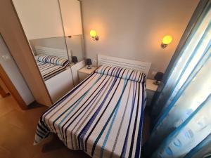Łóżko lub łóżka w pokoju w obiekcie Atico Barcelona IF Benidorm