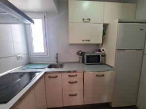 Kuchnia lub aneks kuchenny w obiekcie Atico Barcelona IF Benidorm
