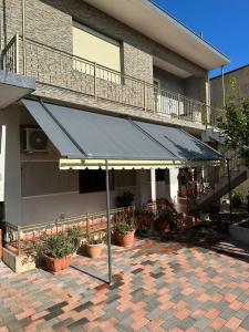 a black awning in front of a building with plants at Vila Adriatik 1 in Vlorë