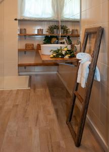 una cucina con bancone, lavandino e scala in legno di Lake view 18 a Sale Marasino