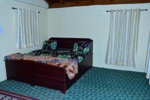 ナイニタールにあるWelcome homestayのベッドルーム1室(ベッド1台付)