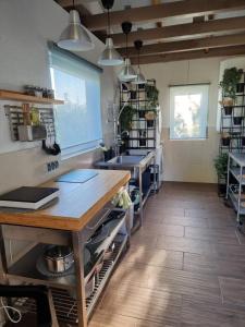 猶爾巴卡的住宿－Camp Genys，厨房配有木桌和水槽。