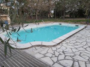 Bazén v ubytovaní Maison lumineuse avec piscine à 10 min d'Aix alebo v jeho blízkosti