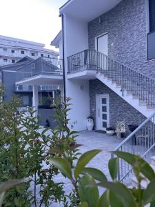 un edificio de ladrillo con una escalera en un patio en UN PASSO DAL MARE bed&breakfast San Salvo Marina, en San Salvo