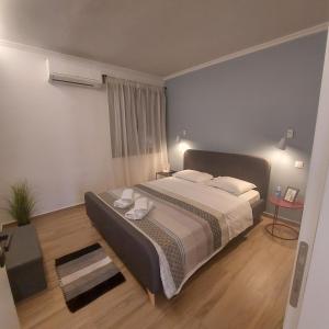 una camera con un grande letto di Eirini's Apartment a Análipsis