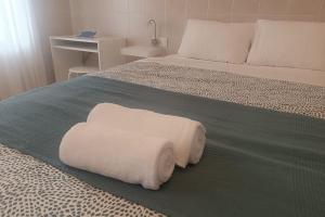 Típico y pintoresco patio de vecinos, con encanto客房内的一张或多张床位