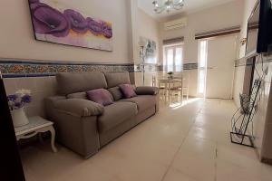 sala de estar con sofá y mesa en Típico y pintoresco patio de vecinos, con encanto, en Sevilla