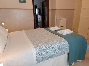 Típico y pintoresco patio de vecinos, con encanto客房内的一张或多张床位