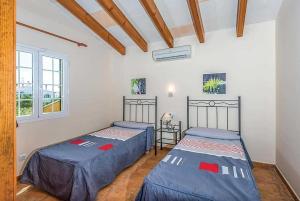 Łóżko lub łóżka w pokoju w obiekcie Villa Judith En Menorca
