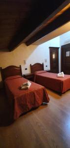 una camera con due letti in un edificio di Locanda San Pietro a Preturo