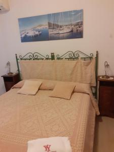 ein Bett mit zwei Kissen darauf in einem Schlafzimmer in der Unterkunft casa mariagrazia in La Caletta