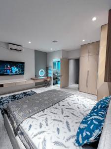 1 dormitorio con 1 cama grande y TV de pantalla plana en Pearl Hotel - 102 Pháo Đài Láng, en Hanói