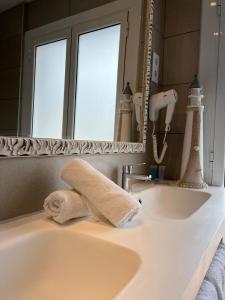 un lavabo con una toalla. en Hotel Sorra Daurada Splash, en Malgrat de Mar