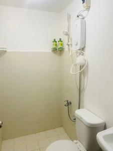 a bathroom with a shower and a toilet and a sink at Villa de Steph in San Pablo