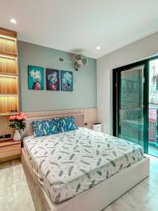 Un dormitorio con una cama grande y una ventana en Pearl Hotel - 102 Pháo Đài Láng, en Hanói