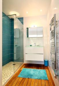 a bathroom with a sink and a shower at SUPERBE APPARTEMENT DANS CADRE D'EXCEPTION - Piscine, Plage et Tennis privé in Bandol