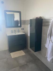 La salle de bains est pourvue d'un lavabo et d'un miroir. dans l'établissement IL PANORAMA, à Altofonte