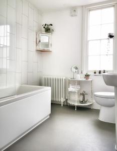 La salle de bains est pourvue d'une baignoire, de toilettes et d'un lavabo. dans l'établissement Luminous Town house by the sea, à Kent