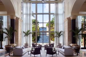 vestíbulo con muebles blancos y ventanas grandes en The Ritz-Carlton Coconut Grove, Miami en Miami