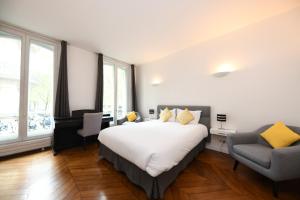 1 dormitorio con 1 cama, 1 sofá y 1 silla en Paris Square, en París