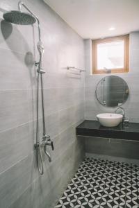La salle de bains est pourvue d'une douche, d'un lavabo et d'un miroir. dans l'établissement Hang Mua Boutique, à Ninh Binh