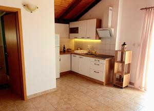 Kuchyň nebo kuchyňský kout v ubytování Apartments Selleng + 32 fotografií