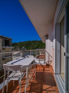 Balkón nebo terasa v ubytování Himara Royal Hotel