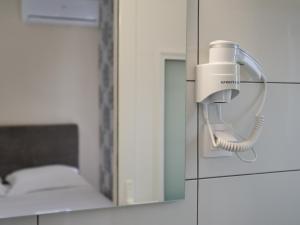 Postel nebo postele na pokoji v ubytování Himara Royal Hotel