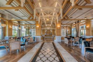 a lobby with tables and chairs and a restaurant at WELL PALACE SIDE in Side