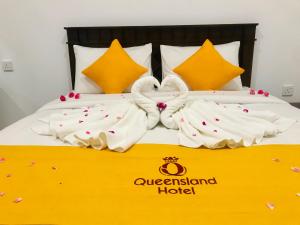 Postel nebo postele na pokoji v ubytování Queensland Hotel