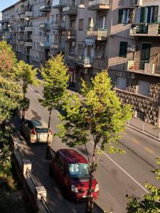 deux voitures garées dans une rue de la ville avec des bâtiments dans l'établissement Spalato Heritage Suite, à Split