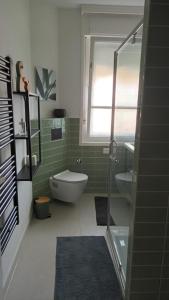 une salle de bains avec douche, toilettes et lavabo dans l'établissement Spalato Heritage Suite, à Split